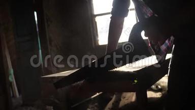 匠心手工与工艺概念慢动作视频.. 木匠在生活车间锯树，锯阳光